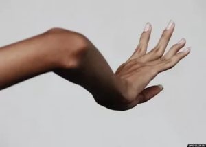 Руку выворачивает