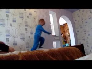 Ребенок упал с дивана высотой 45 см лбом