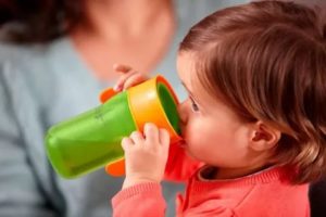 Ребенок пил воду из поильника с черной плесенью