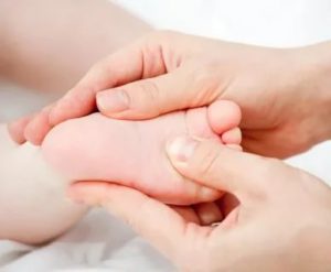 Ребёнок жмет ножками