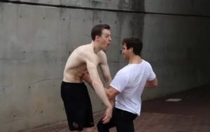 Удар по животу