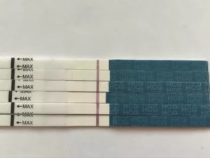 Слабая вторая полоска на тест в первые дни задержки