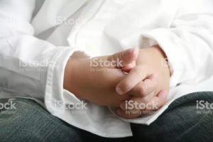 Ребенок на руках вдруг слишком сильно отклонился назад,