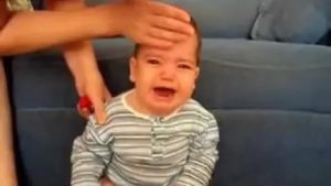 Ребенок упал с дивана высотой 45 см лбом