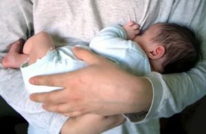 Ребенок на руках вдруг слишком сильно отклонился назад,