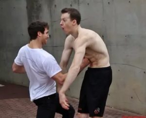 Удар по животу