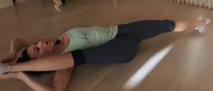 Ребенок 7 месяцев садится на шпагат