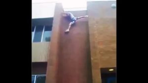 Ребенок упал с дивана высотой 45 см лбом